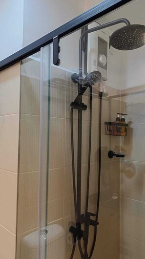 Regadera, secadora de cabello, bidet, toallas 