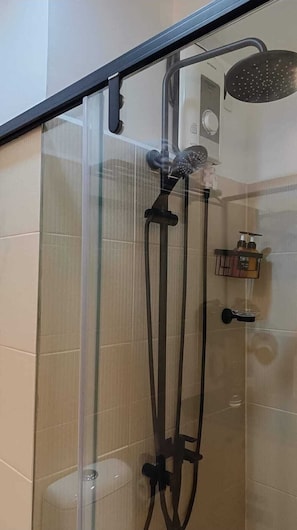 Regadera, secadora de cabello, bidet, toallas