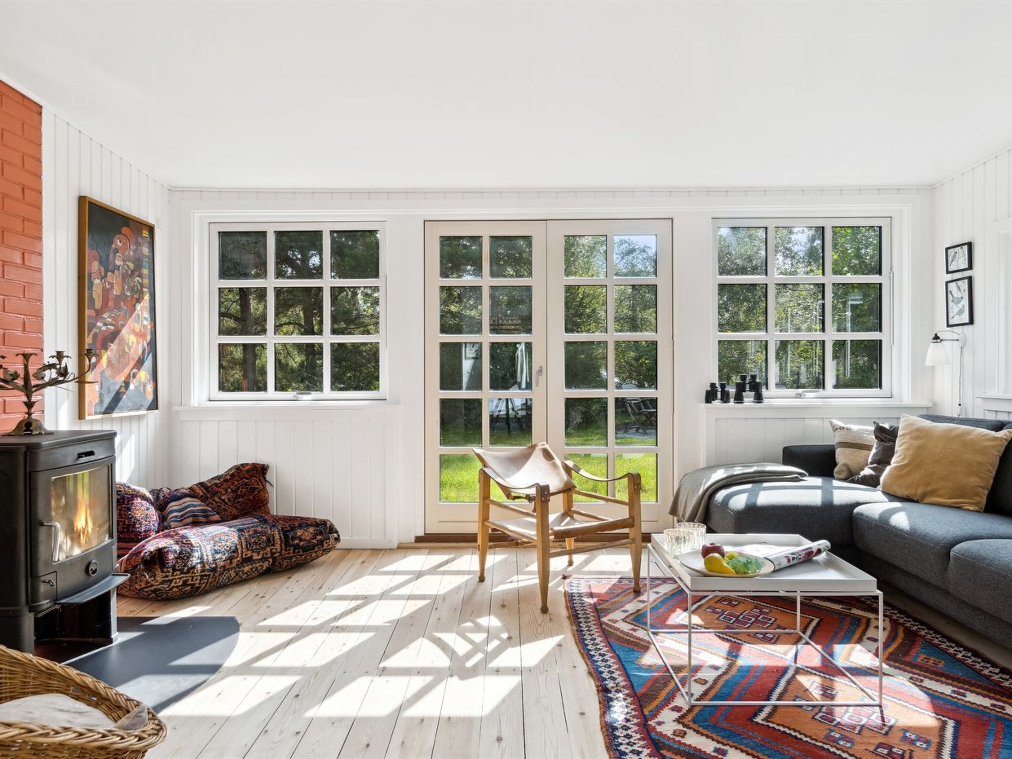 Een televisie en een open haard