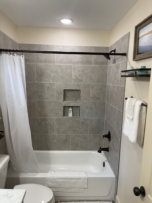 Hiustenkuivaaja, pyyhkeet, saippua, sampoo