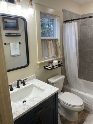 Hair dryer, towels, soap, shampoo - Pickwick cabin near stateline boat ramp. 2 bed 2 full bath. Boat storage (Counce)