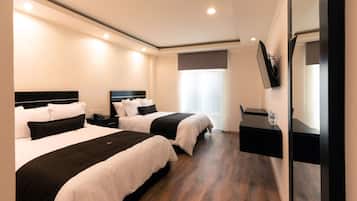 Habitación doble clásica | Baño | Regadera y toallas
