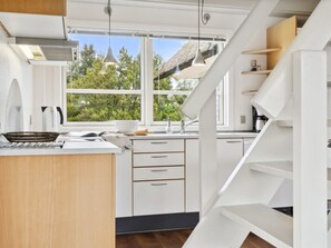 Kühlschrank, Mikrowelle, Geschirrspüler, Kochgeschirr/Geschirr/Besteck