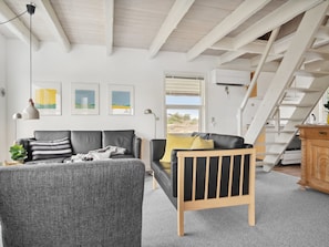 Fernseher, Kamin, DVD-Player