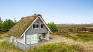 A house with a thatched roof, large windows, and a view of a natural landscape. - "Andrine" - 700m from the sea by Interhome (Henne)