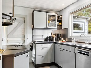 冷蔵庫、電子レンジ、食器洗い機、調理器具と食器