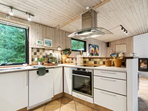 Kjøleskap, oppvaskmaskin og kjøkkenutstyr