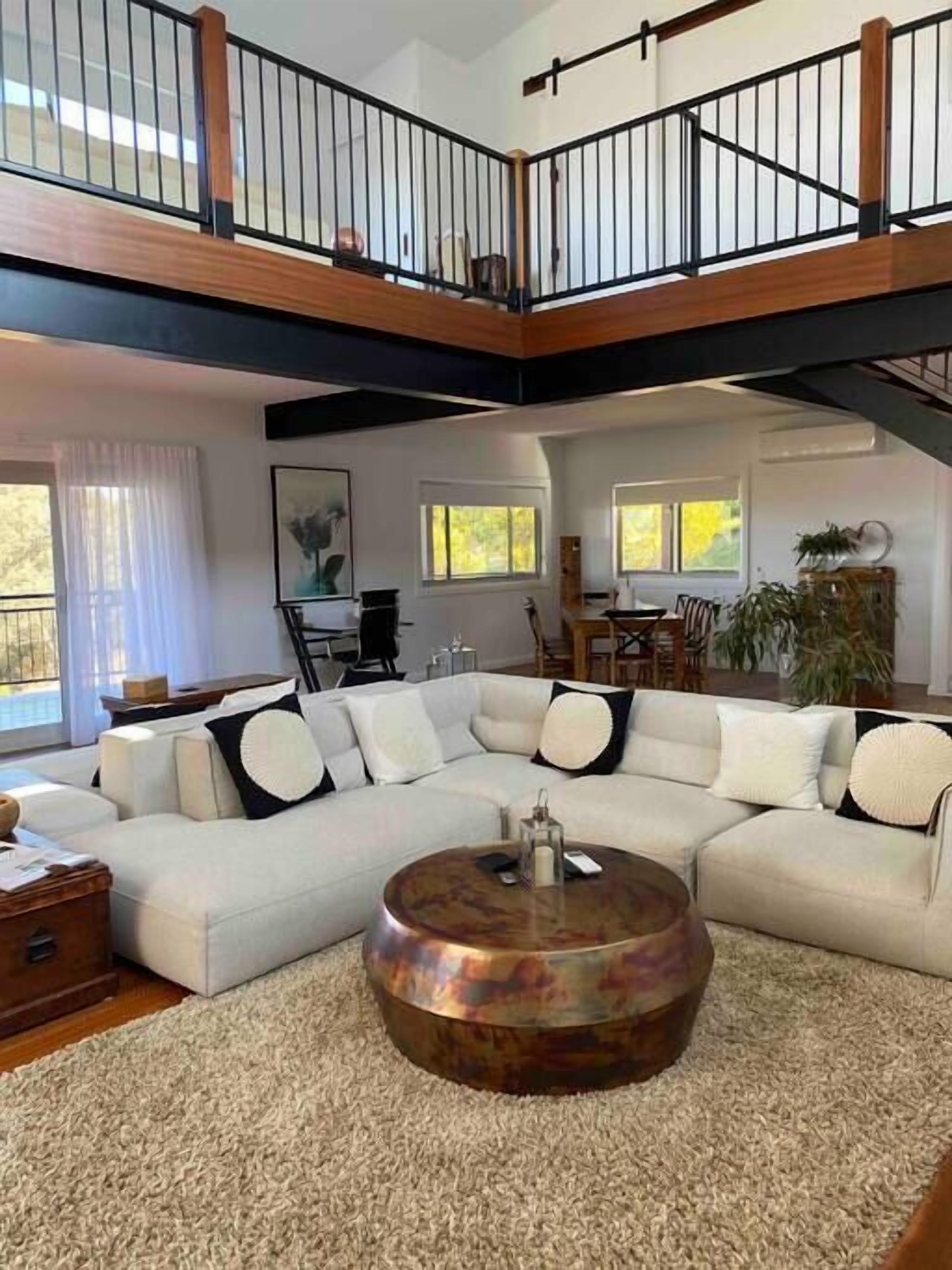 Televisión y chimenea 