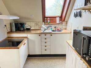 Køleskab, mikrobølgeovn, køkkentøj/tallerkener/redskaber