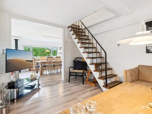 Fernseher, Kamin, DVD-Player