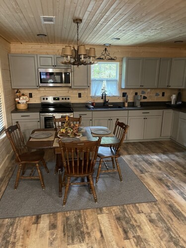 Cozy cabin Pickwick near Stateline boat ramp and State Park, with boat storage