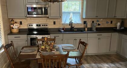 Cozy cabin Pickwick near Stateline boat ramp and State Park, with boat storage