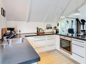 Kylskåp, mikrovågsugn, ugn och diskmaskin