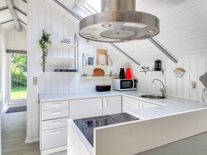 Een koelkast, een microgolfoven, een oven, een vaatwasser