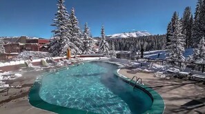 Una piscina techada, una piscina al aire libre
