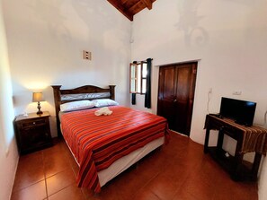 5 bedrooms, free WiFi, bed sheets