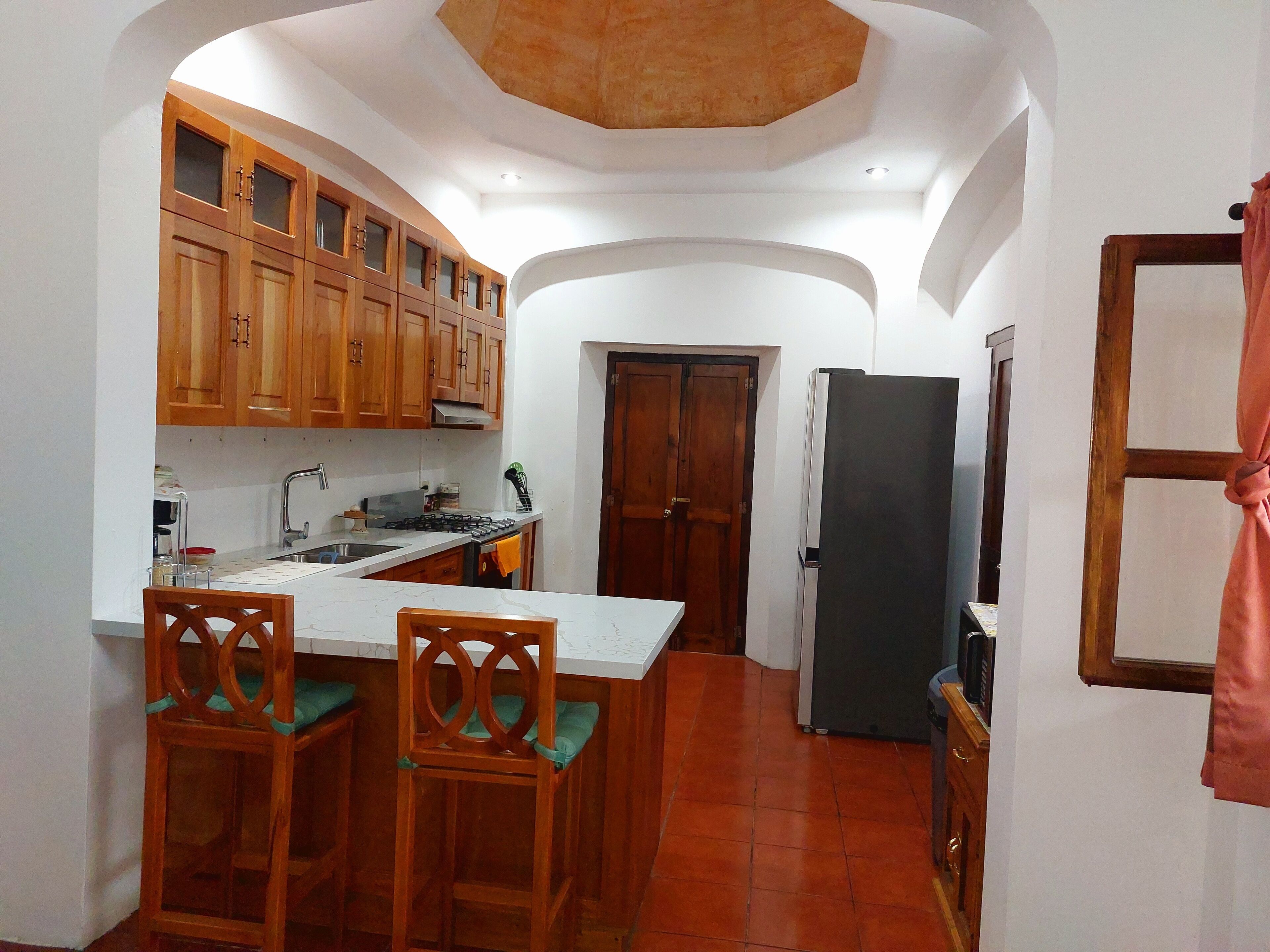 Jääkaappi, mikroaaltouuni, uuni, kahvin-/teenkeitin