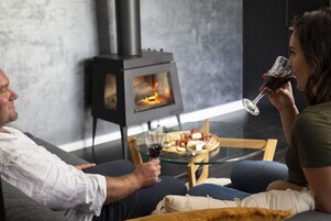 尊荣套房 | 起居区 | 平板电视、壁炉