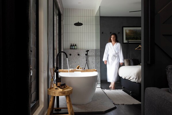 TV layar datar dan perapian