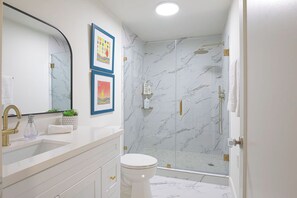 Douche, articles de toilette écologiques, sèche-cheveux