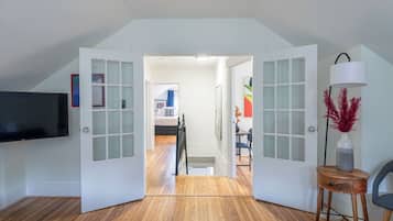 6 habitaciones, escritorio, tabla de planchar con plancha y internet