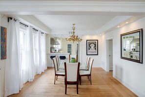 Dining - The Athena! Montrose Luxury Chef's Kitchen 6BR+1 ★★★★★ (Houston)