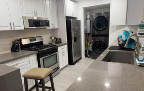 Refrigerador, microondas, horno y parrilla de estufa 