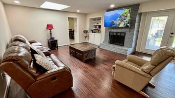 Smart TV, chimenea y futbolito