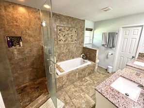 Dusche, Haartrockner, Handtücher, Shampoo