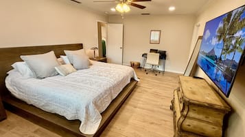 4 habitaciones, escritorio y tabla de planchar con plancha