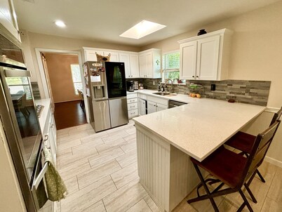 Spacious Oasis Retreat for Family & Work – Filled with Comfort - Fast Wi-Fi