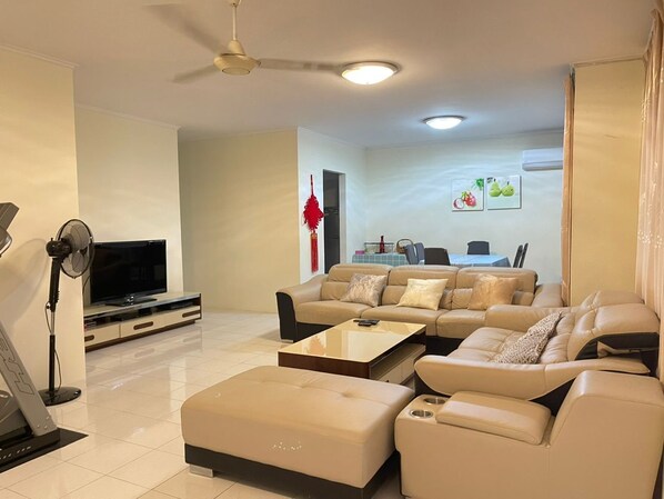 Living area - 4BR 9pax in Kuching city (Kuching)