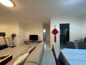 Living area - 4BR 9pax in Kuching city (Kuching)