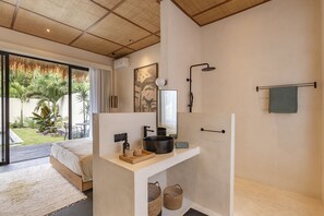 4 bedrooms, in-room safe, desk, iron/ironing board