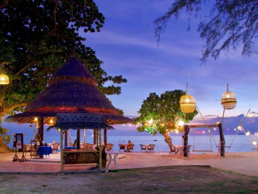 Serveert brunch, uitzicht op de zwembaden