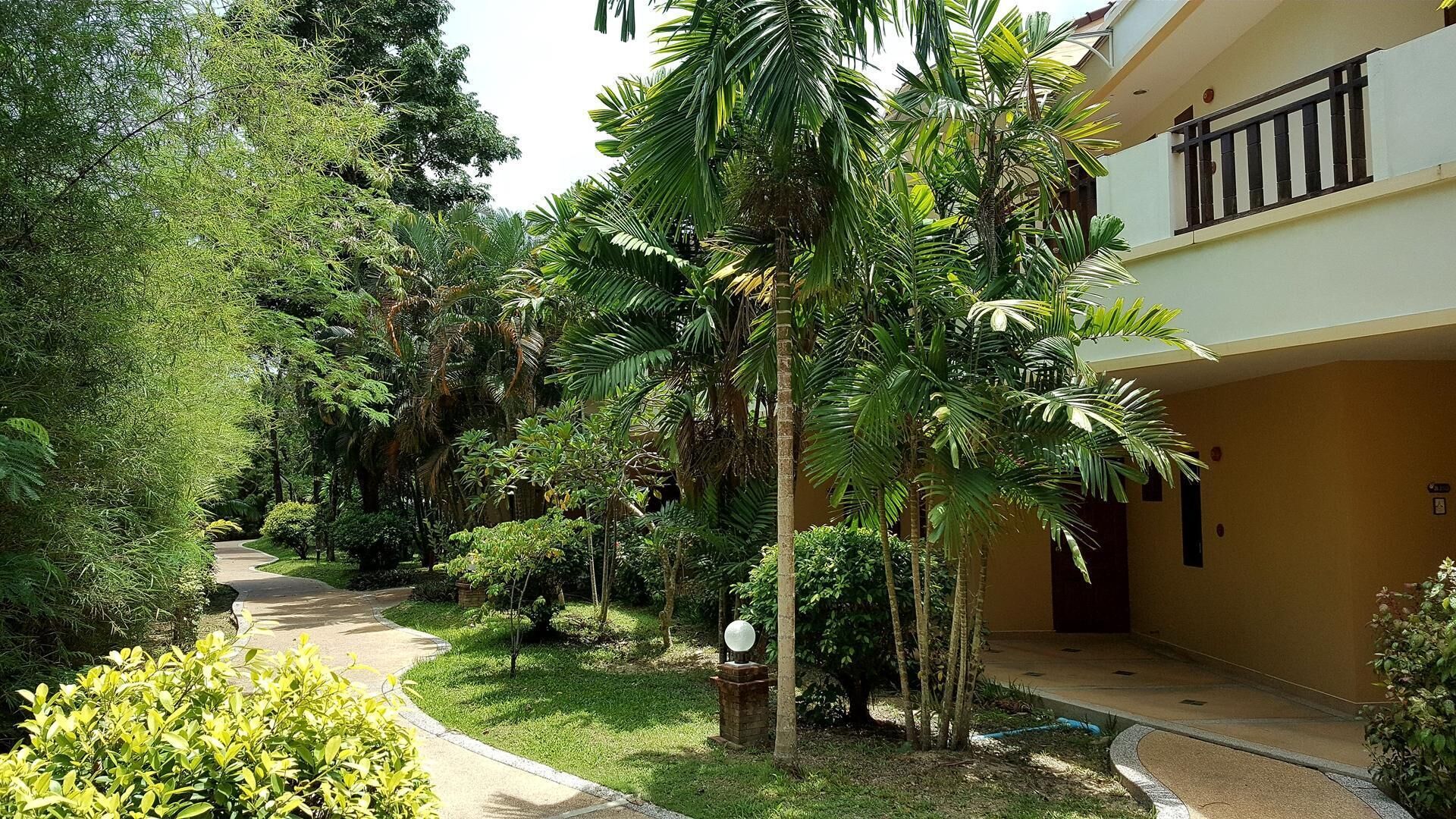 1 habitación, decoración personalizada, muebles diferentes y escritorio 