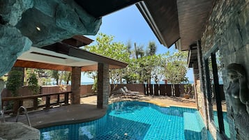 Beachfront Private Pool Villa | Uitzicht op strand/zee