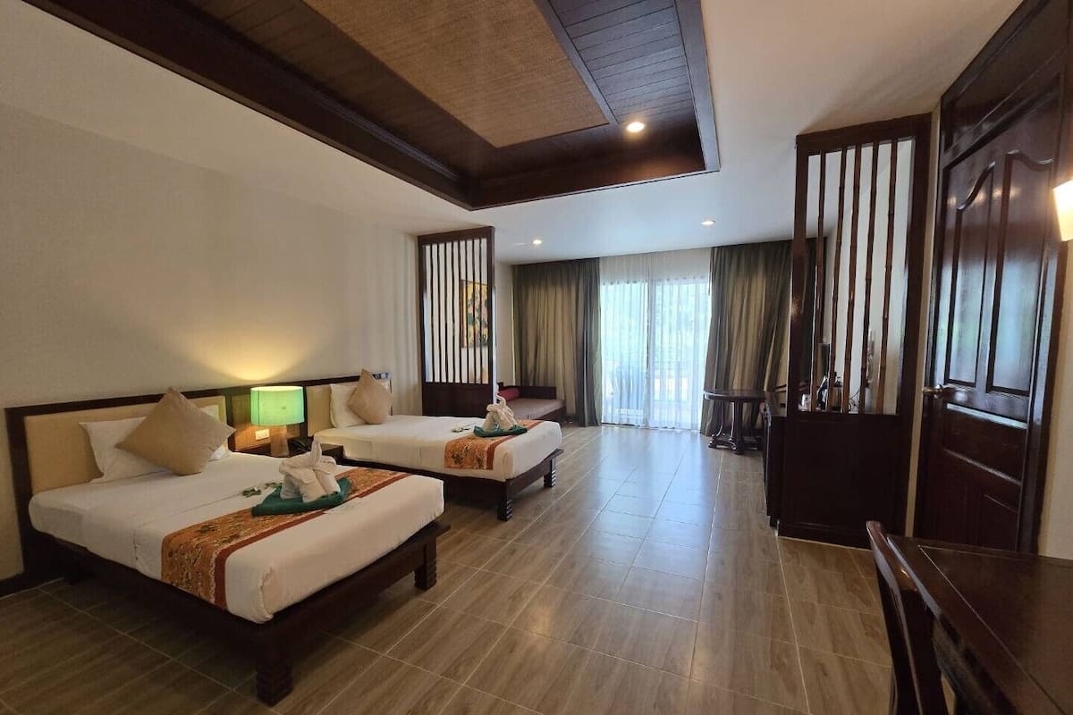 Deluxe Pool Access Twin Room | 1 habitación, decoración personalizada, muebles diferentes y escritorio