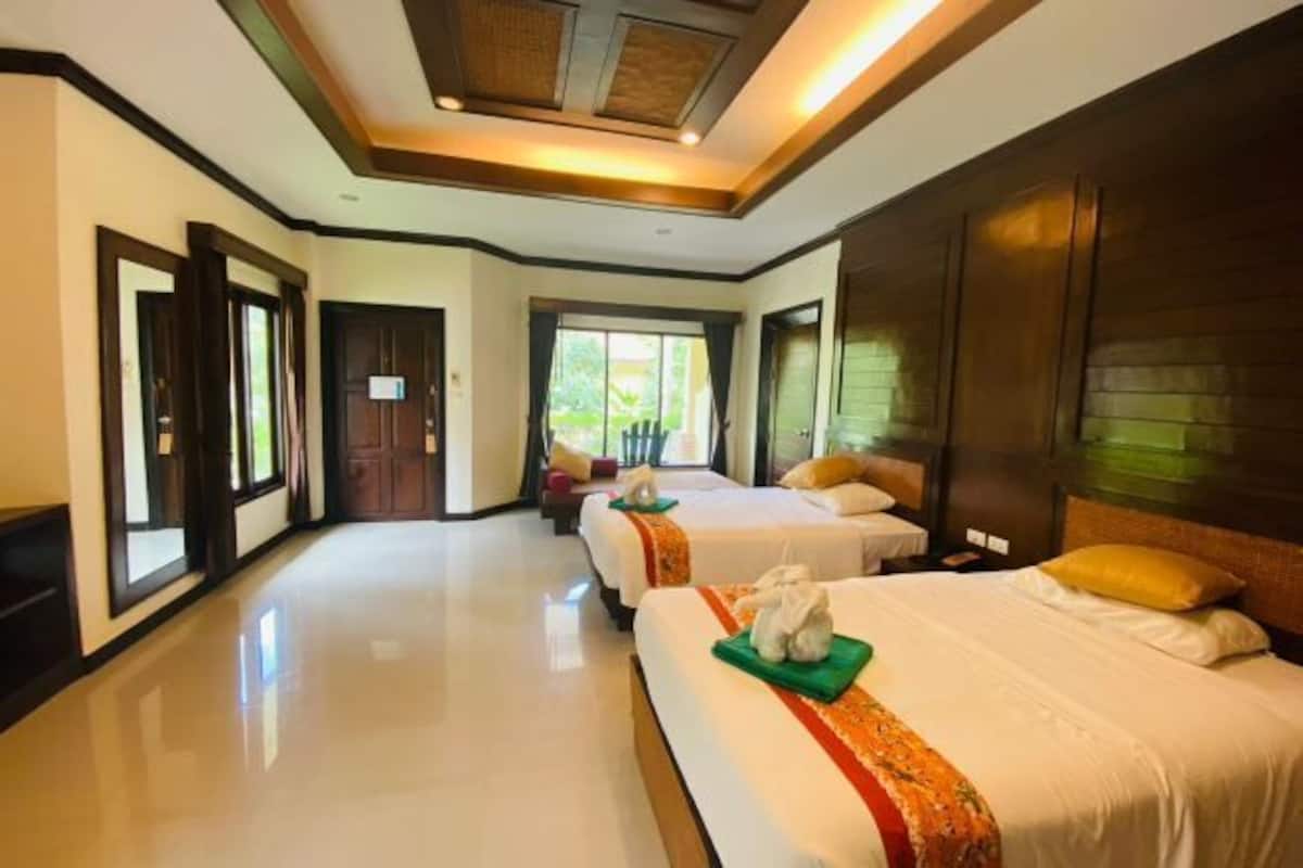 1 habitación, decoración personalizada, muebles diferentes y escritorio