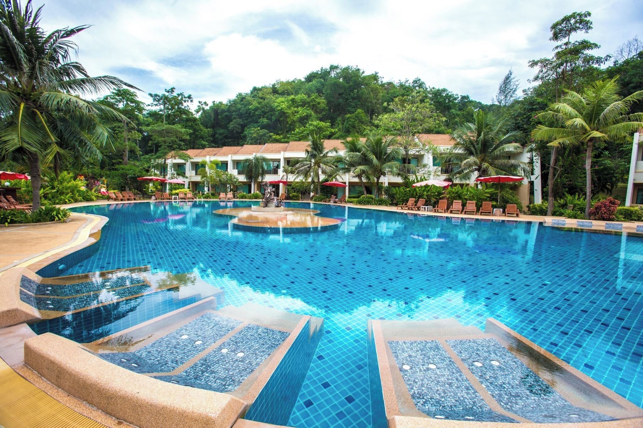 2 outdoor pools, pool loungers