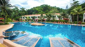 2 piscines extérieures, chaises longues