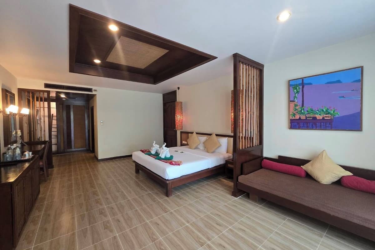 Deluxe Pool Access Double Room | 1 habitación, decoración personalizada, muebles diferentes y escritorio