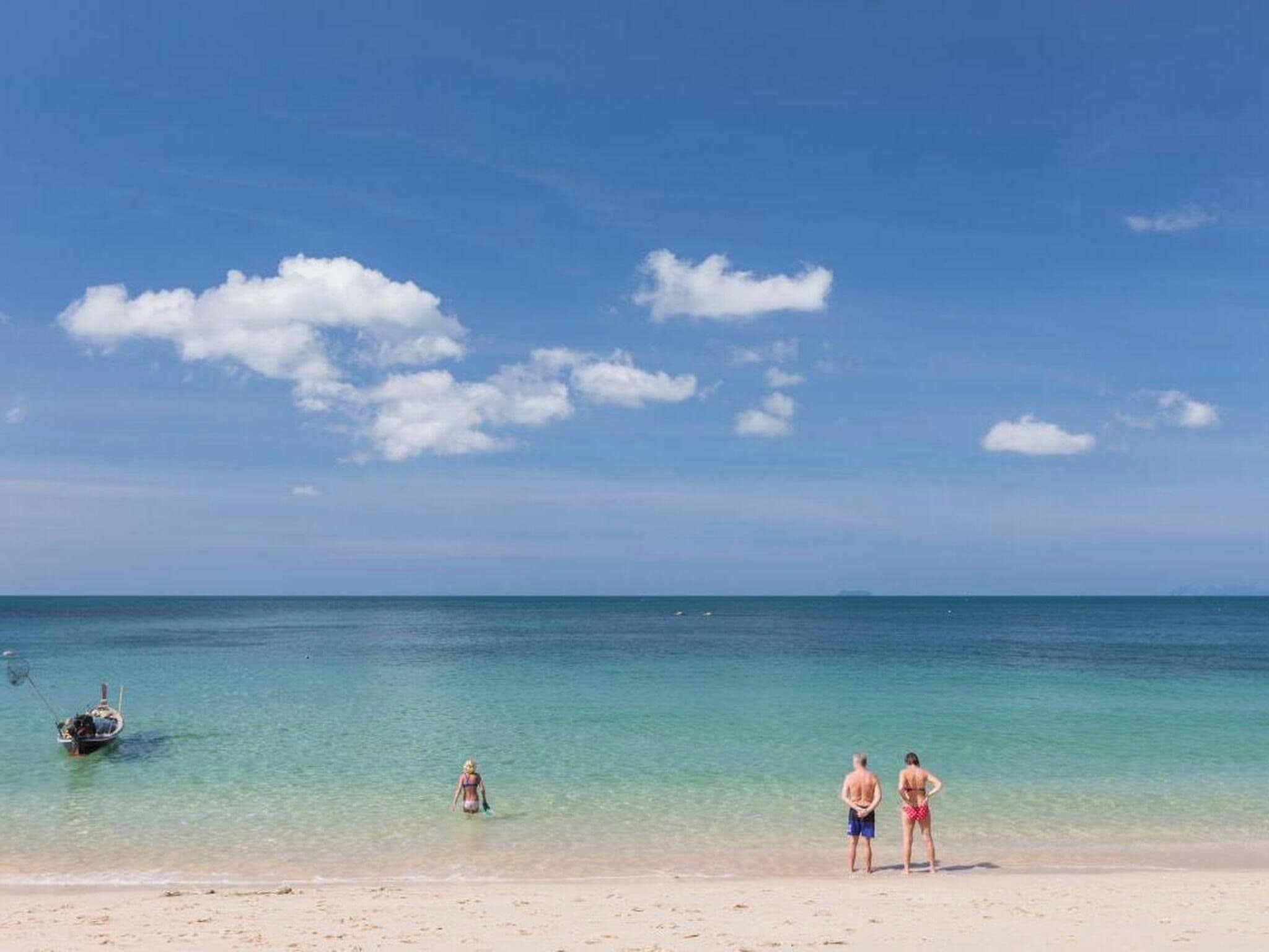 位於海灘上、海灘酒吧