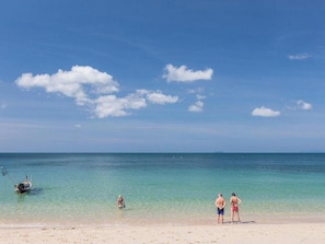 On the beach, beach bar - Hotel and Beach Bungalow at Lanta Resort (Ko Lanta)