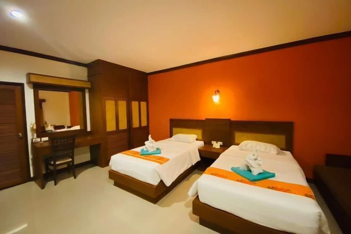 1 habitación, decoración personalizada, muebles diferentes y escritorio