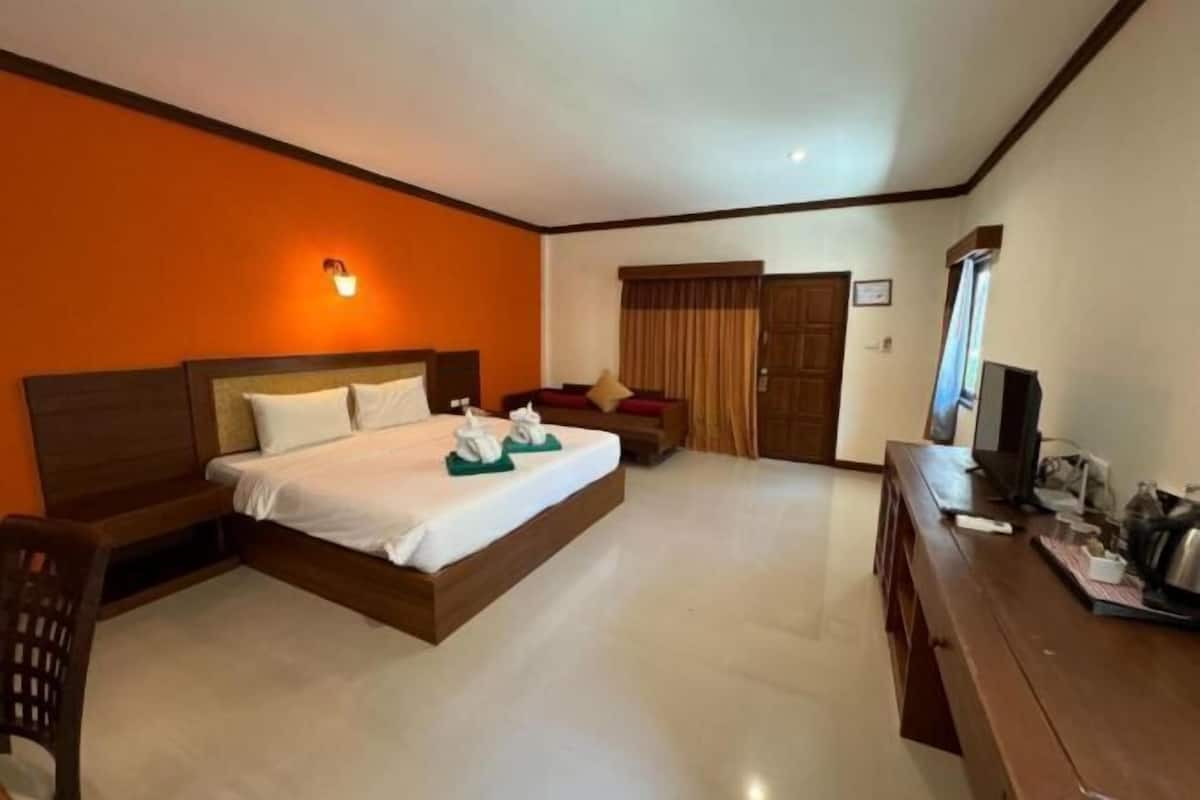 1 habitación, decoración personalizada, muebles diferentes y escritorio