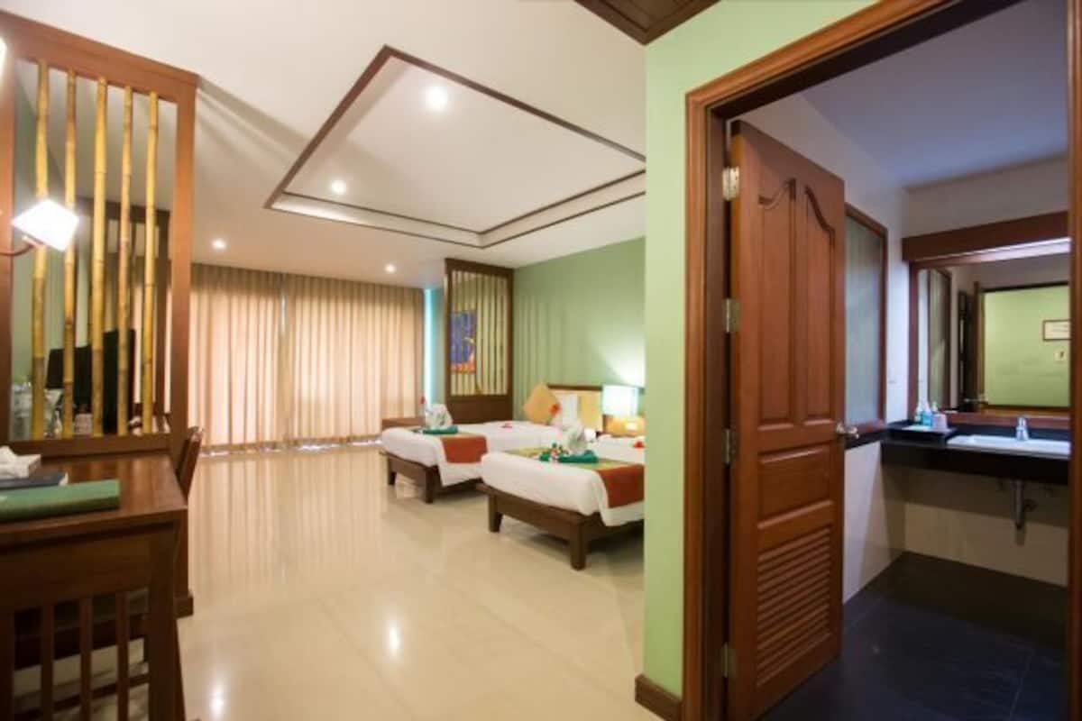 1 habitación, decoración personalizada, muebles diferentes y escritorio
