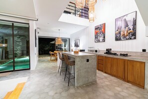 Villa Exclusive | Cucina privata | Frigorifero con congelatore, microonde, piano cottura