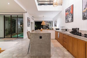 Villa Exclusive | Cucina privata | Frigorifero con congelatore, microonde, piano cottura