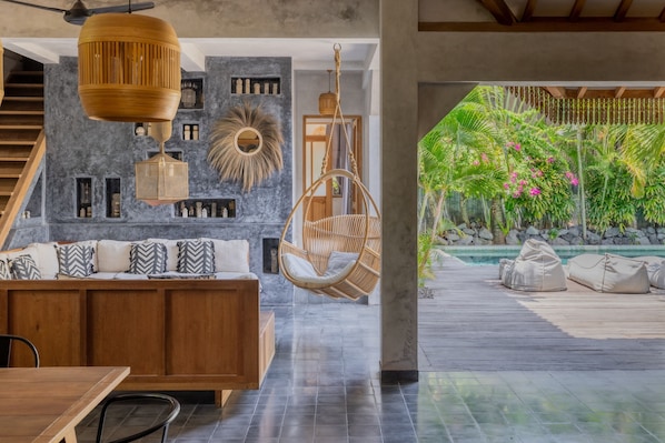 Villa Deluxe - privat pool - utsikt mot poolen | Vardagsrum